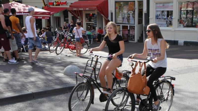 Twee fietsende meisjes