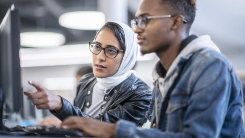 2 personen achter computer
