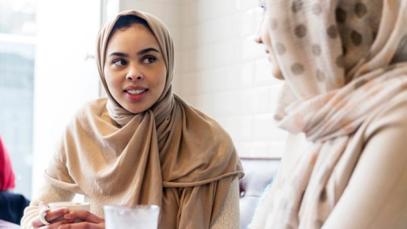 2 vrouwen praten met elkaar