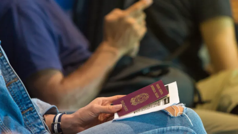 persoon houdt paspoort vast