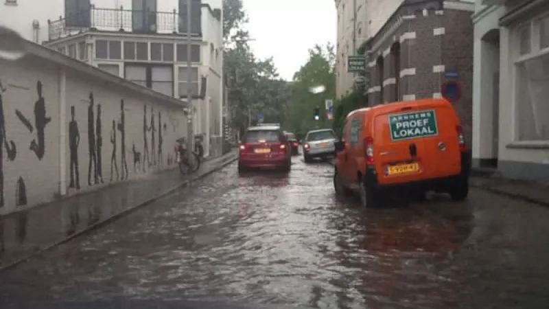 straat onder water gelopen
