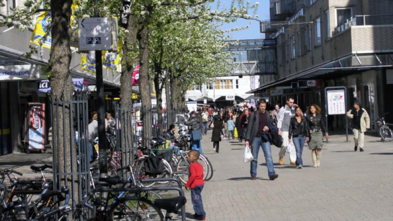 strraatbeeld in stad, wandelaars