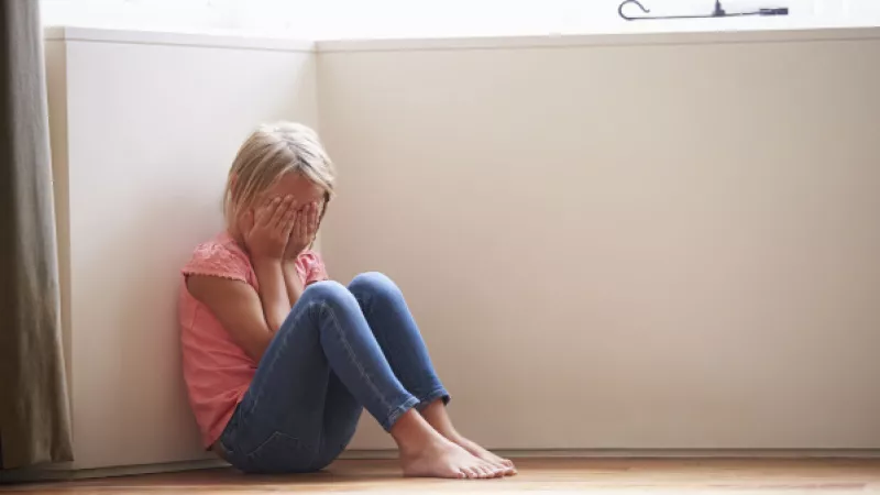 huilend meisje zittend op de vloer
