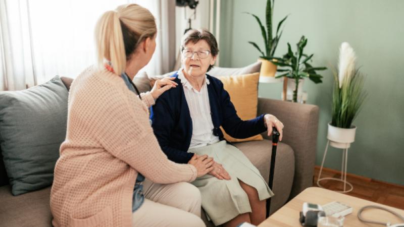 jonge en oudere vrouw op de bank thuis