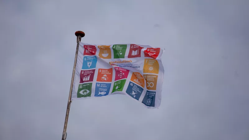Vlag met alle Global Goals erop