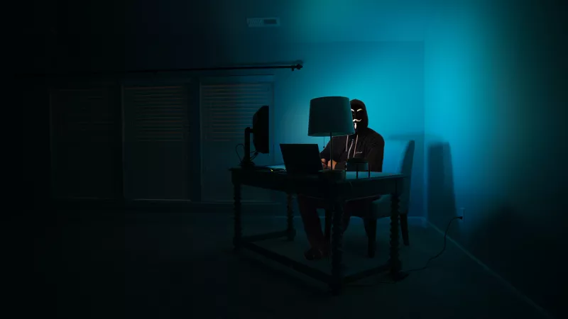 Hacker achter computer