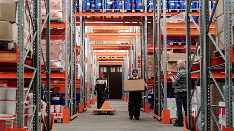 arbeidsmigranten in magazijn