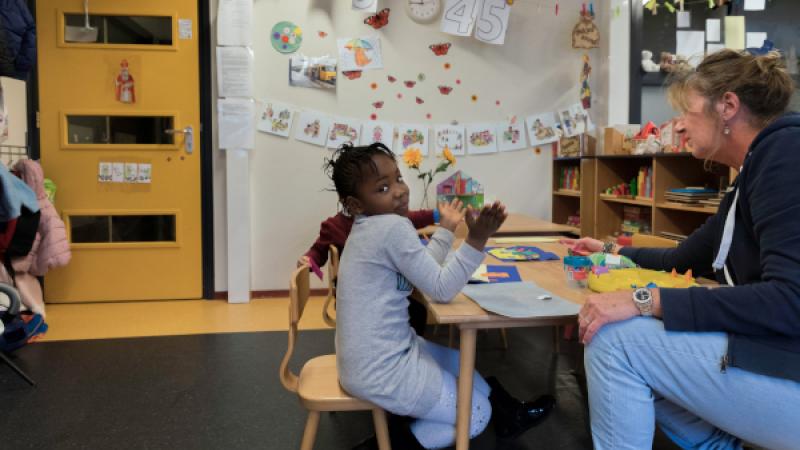 asielzoekerskind aan een tafel met de juf