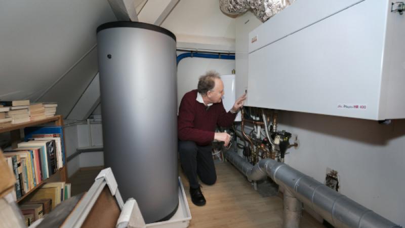 Man bij warmtepomp op zolder