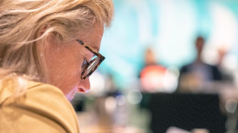Vrouw met bril kijkt omlaag