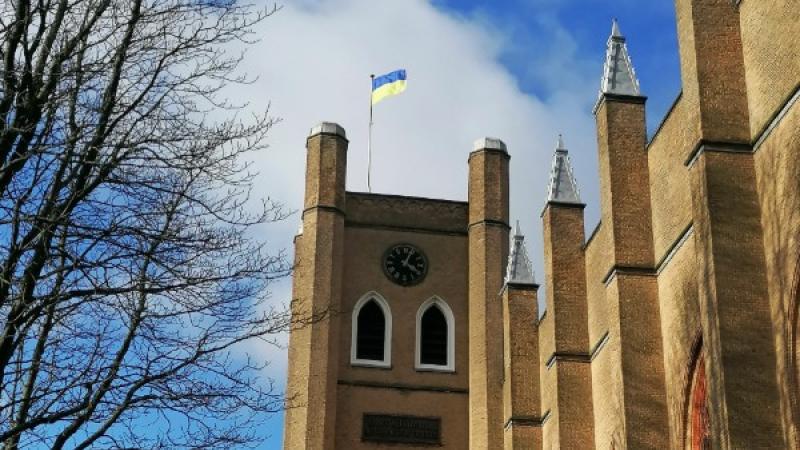 VNG-kantoor met de vlag van Oekraïne op het dak
