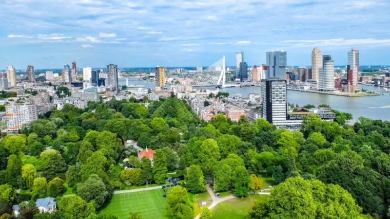Luchtfoto van stad met groen