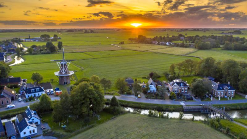 Nederlands landschap met zonsondergang