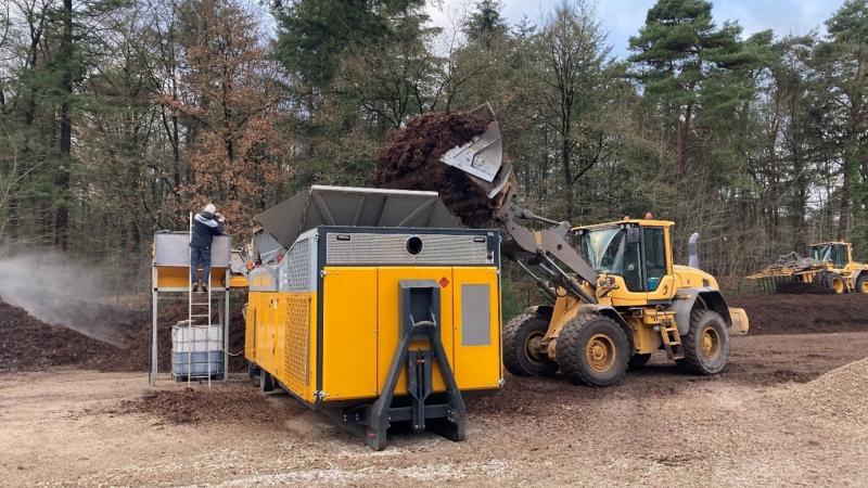 Afbeelding van bladgroen dat wordt versnipperd in een machine