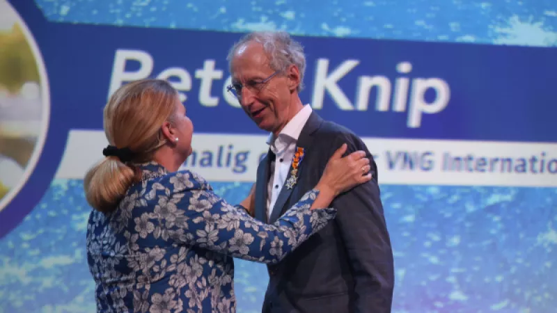 Peter Knip, voormalig directeur VNG International, ontvangt koninklijke onderscheiding uit handen van burgemeester Marja van Bijsterveldt