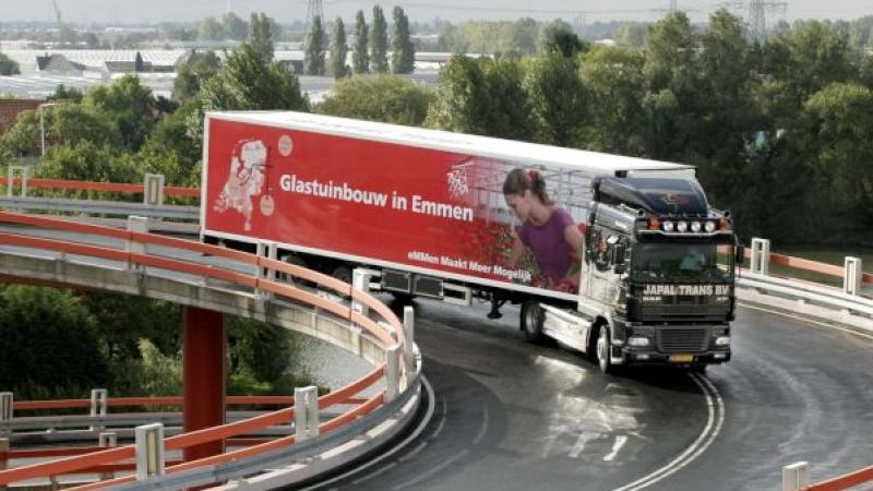 vrachtauto met tuingbouwproducten op autosnelweg