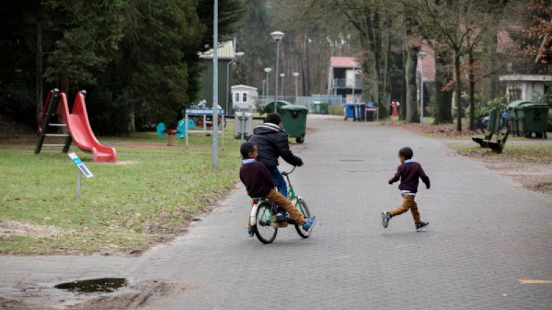 Kinderen spelen buiten bij asielzoekerscentrum
