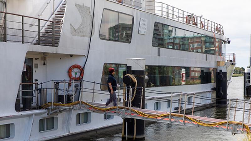 Asielboot ligt aan de waterkant in Gouda
