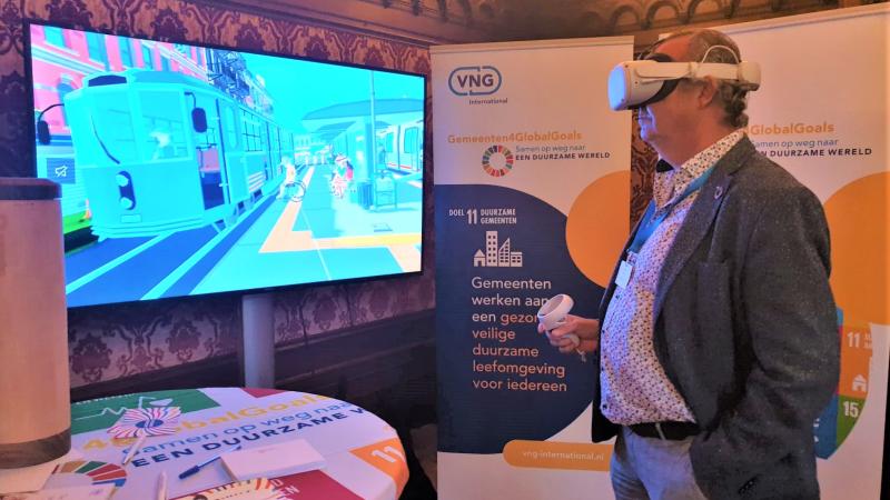 Een man met VR-bril op speelt het virtualrealityspel