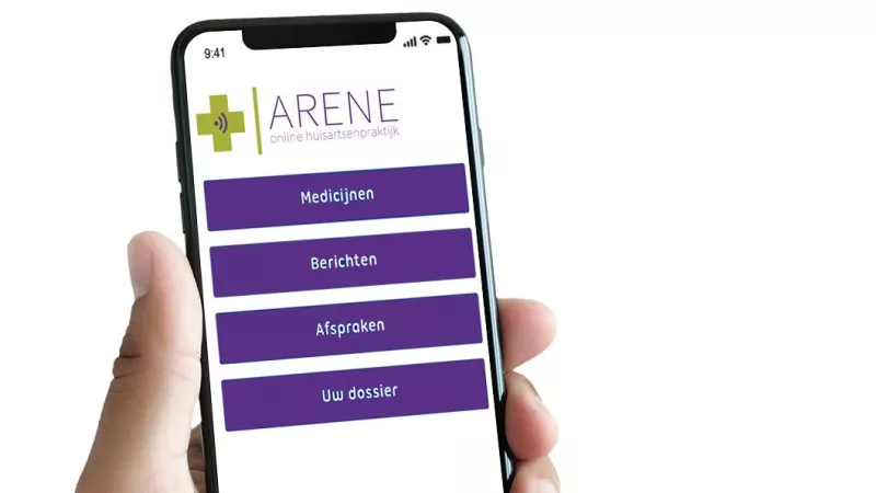 Mobiele telefoon waarop de app 'Arene' is geopend, een app waarmee arbeidsmigranten contact kunnen opnemen met een huisarts