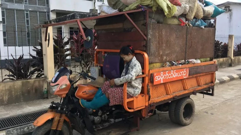 Vrouw op vuilniswagen in een van de deelnemende steden uit het DEALS-programma