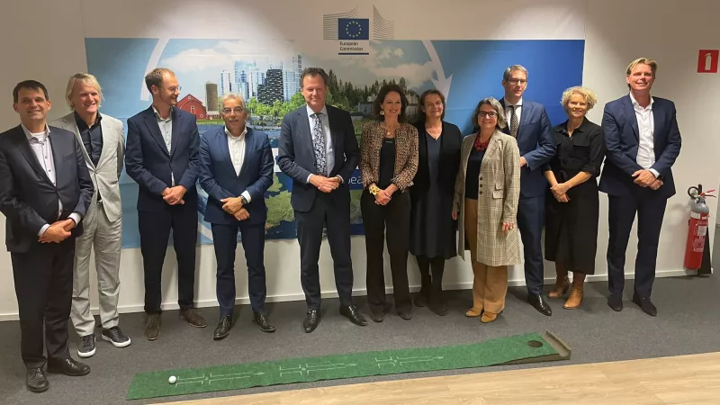 Groepsfoto van de volledige directie van de VNG in het kantoor van de Europese Commissie