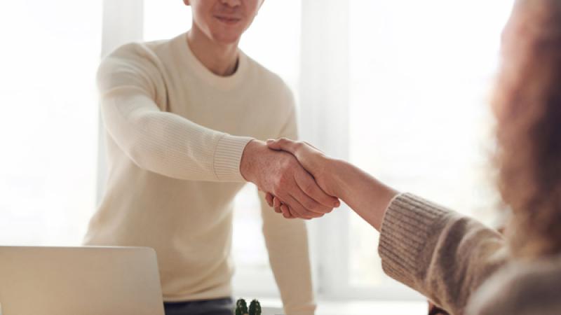 man en vrouw schudden de handen