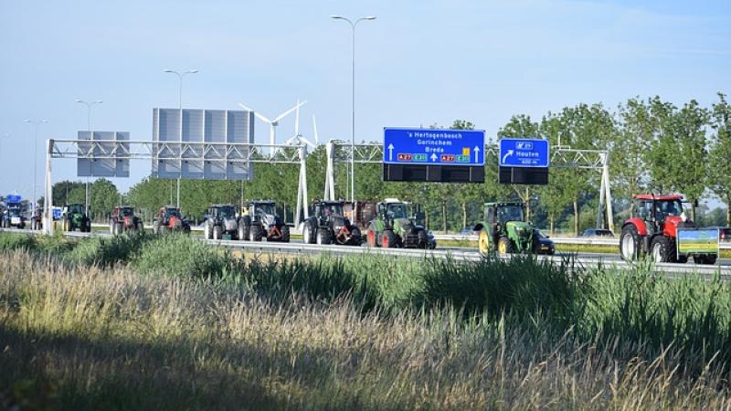 tractors rijdend op een snelweg