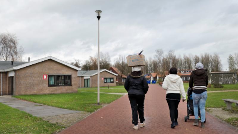 3 mensen lopen bij AZC