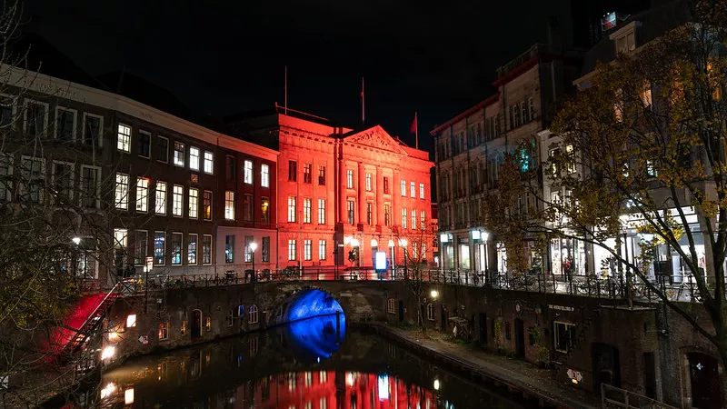 Het stadhuis van Utrecht is oranje verlicht