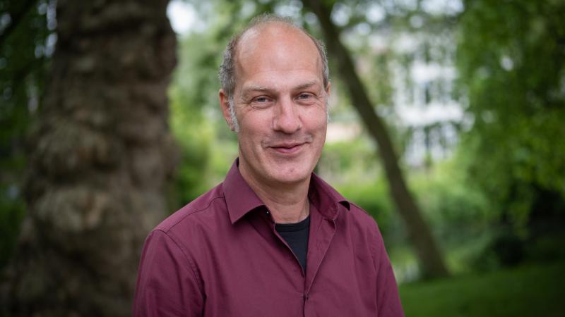 portretfoto van wethouder Guido van Vulpen  met bomen op de achtergrond
