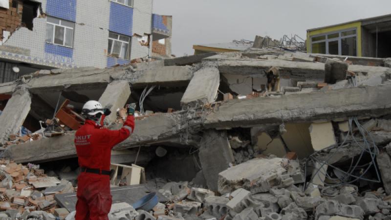 Hulpverlener staat voor ingestort gebouw