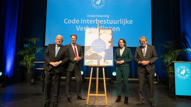 groepsfoto van de ondertekenaars: Jan van Zanen (VNG) Rogier v.d. Sande (UvW), minister Hanke Bruins Slot (BZK) en Jaap Smit (IPO)