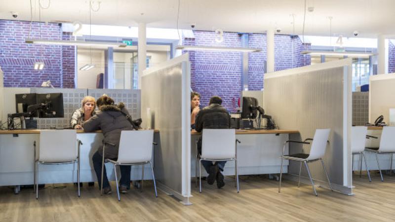 Gemeentebalie met medewerkers en bezoekers