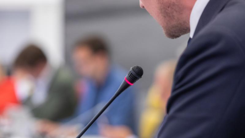 Onherkenbaar persoon in vergadersetting