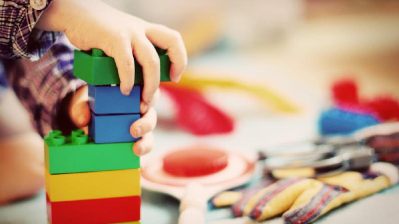 Kinderhandjes spelen met duplo