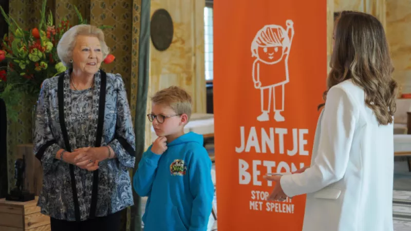 prinses Beatrix en jongetje tijdens de prijsuitreiking