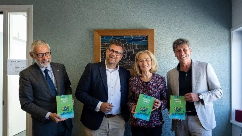 Onder meer Rob Jonkman (VNG) en minister Micky Adriaansens (EZK) met het boek