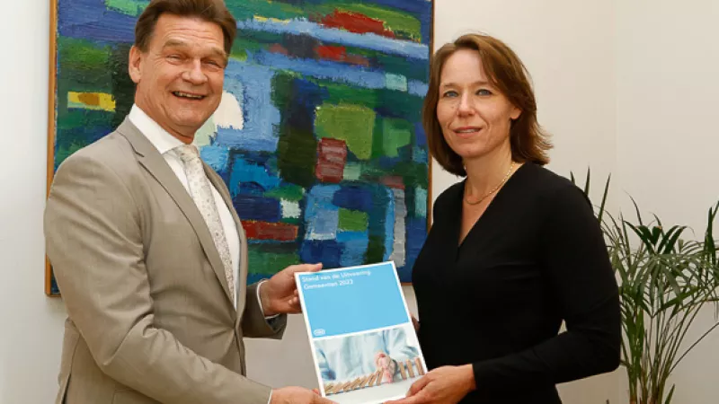 Burgemeester Roel Wever en minister Hanke Bruins Slot tonen de publicatie Stand van de Uitvoering 2023