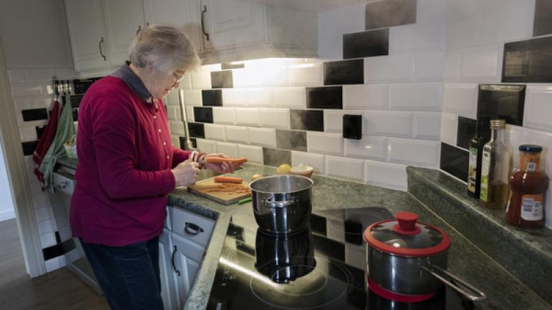 Vrouw staat te koken met inductie