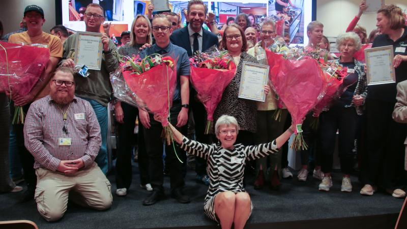 alle winnaars (met bloemen) en Hugo de Jonge