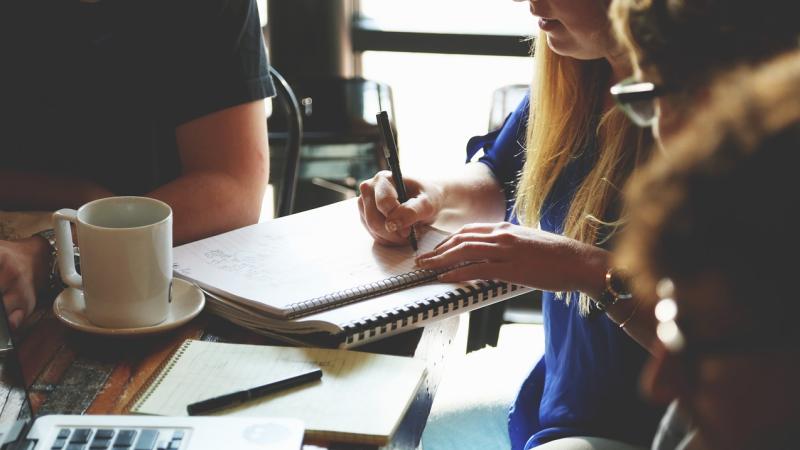 Samenwerken aan dezelfde tafel met 4 mensen