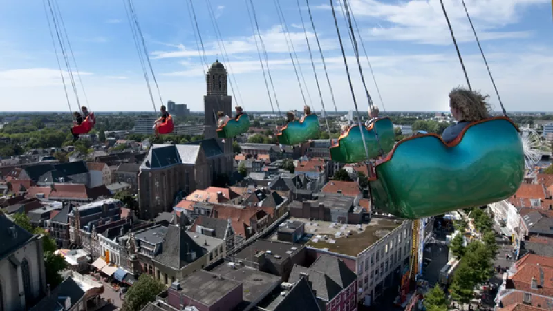 kermisbezoekers in hoge zweefmolen boven de binnenstad van Zwolle