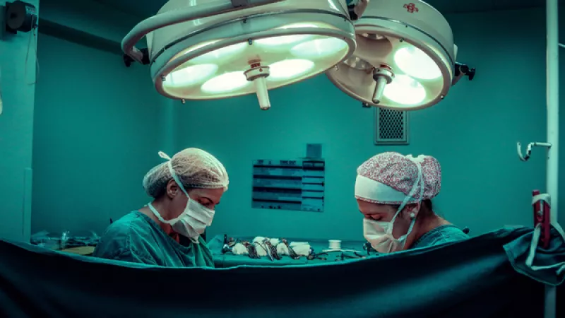 chirurgen aan het werk in operatiekamer