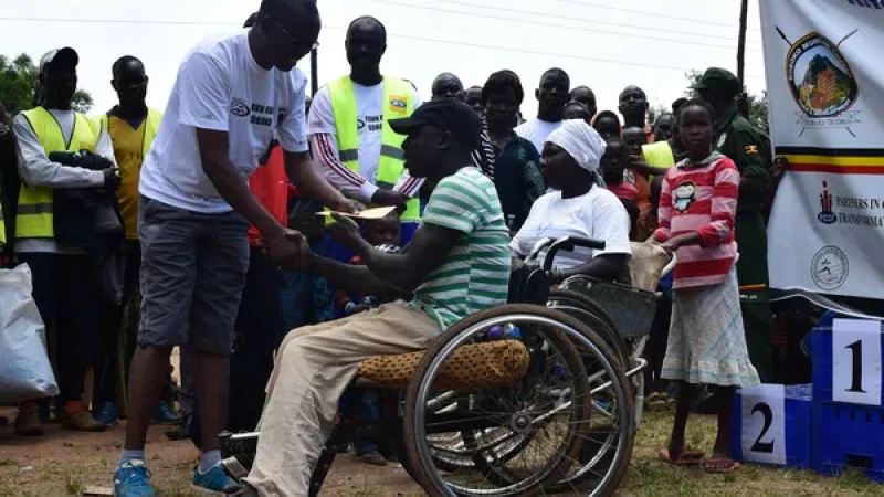 Winnaar van een rolstoelrace in Oeganda wordt gefeliciteerd