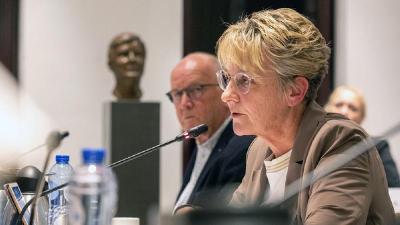 Vrouw aan het woord in een raadszaal