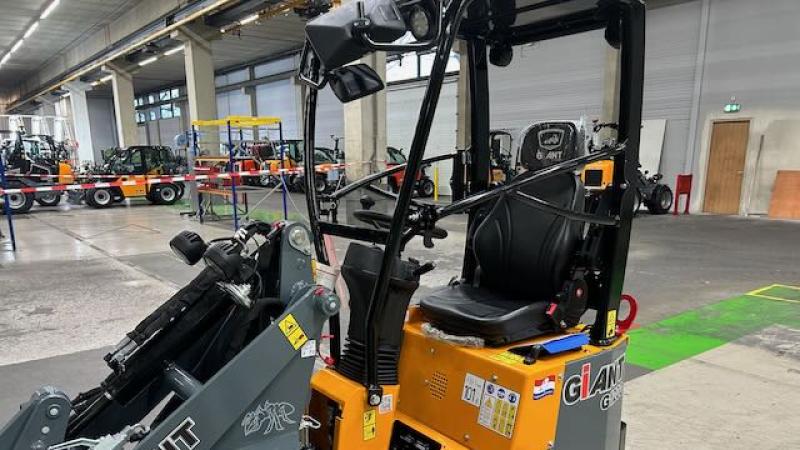 Een afbeelding van een voertuig in de fabriek van Tobroco-Giant