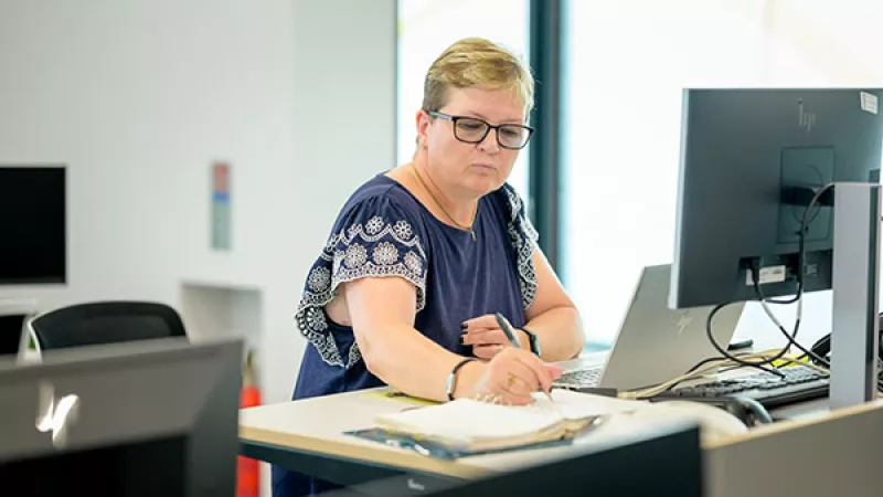 Vrouw aan het werk achter computer