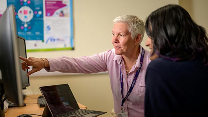 Vrouwen achter computer op kantoor