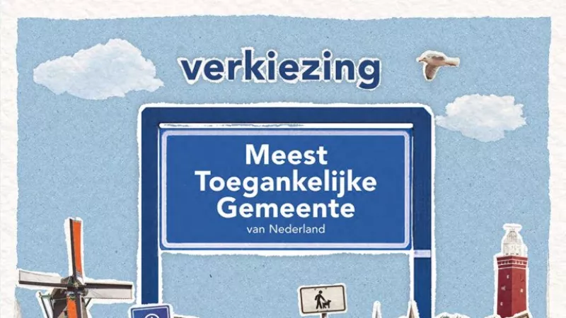 Tekening (collage) met gemeentebord met daarop de tekst 'Meest Toegankelijke Gemeente van Nederland'. Daarboven blauwe lucht met woken en een vogel, daaronder een molen en een toren. 